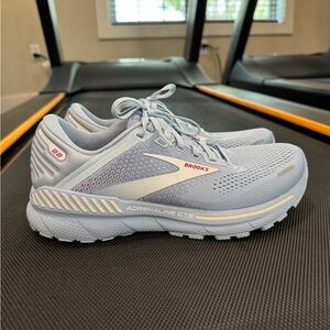 Brooks Adrenaline GTS 22 running shoes • Kentucky blue / white / rose